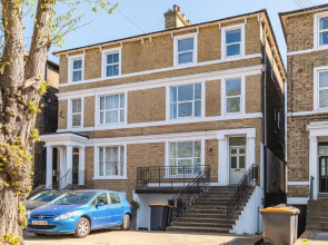 Large Contractor House in Great Location with FREE Parking - Staycation welcome by ComfyWorkers