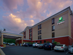 Holiday Inn Express Fairfax - Arlington Boulevard by IHG