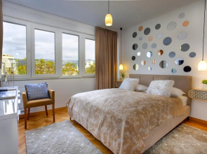 Deluxe City Center Blue Apartment