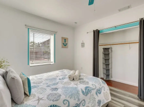 Hollywood Beach Bungalow Near Golf: Pets Welcome!