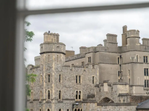 Stunning 1Bd with Castle View
