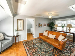Walk to Stadium: University Park Gem!