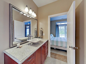 Expansive W/ Elevator - 4 Blocks To Beach 5 Bedroom Condo