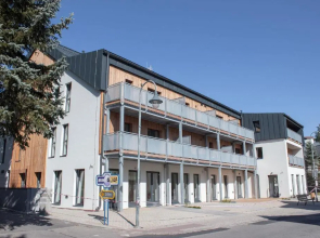 Enjoy Harrachov - Atraktivní klidný klimatizovaný apartmán 20 v centru Harrachova, parkováním s wallboxem EV, Wifi, herní konzolí, Ipad, Netflix, výhledem do zahrady a na romantický kostelík