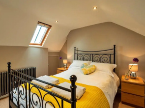 Elegant Duplex in Buxton's Historic Center, No Deposit