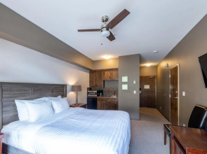 Glacier Mountaineer Lodge