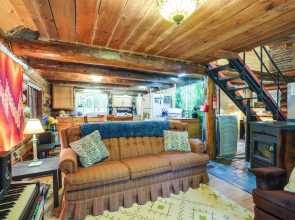 Cozy Elizabethtown Cabin w/ Fire Pit!