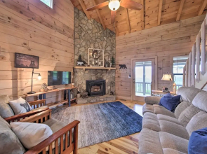 Treetop Hideout w/ Long-range Mountain Views!