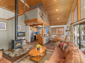 Jack's Cabin 2 Bedroom Home by NW Comfy Cabins