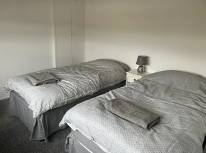 Sleeps6-wifi-parking-ideal for Tradesmen-garden