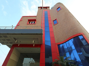 Townhouse OAK Hotel MP Inn