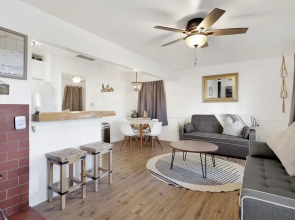 2153-the Cottage 2 Bedroom Home by RedAwning