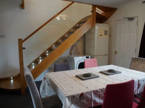 4 Bedroom Home - Sleeps 10 - Free Parking