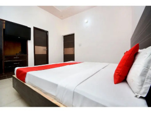 D S Royal Guest House b y OYO Rooms