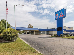 Motel 6 Pekin, IL