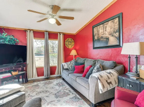 College Station Getaway w/ Hot Tub & Courtyard!
