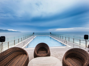Yarra Ocean Suites Danang