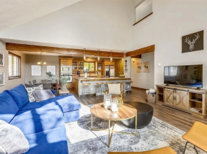 Calderon De La Breck 5 Bedroom Home by Redawning