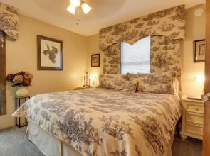 Riverfront Couple's Retreat in Smoky Mountains!