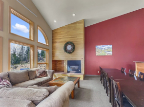 75 Corinthian 3br 3ba Spacious Layout, Private Garage. 3 Bedroom Townhouse by RedAwning