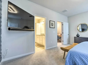 Tasteful Durham Townhome - 6 Mi to Downtown!