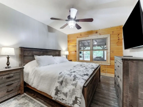 Luxe Smoky Mountains Cabin w/ Hot Tub & Views!