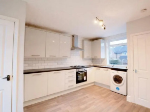 House - Sleeps 4-6 - Parking - Pet Friendly