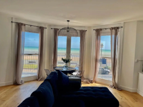 Seaview Flat with Balcony, Spacious 2 Bedroom