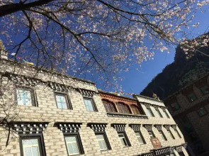 Yading Totem Boutique Inn