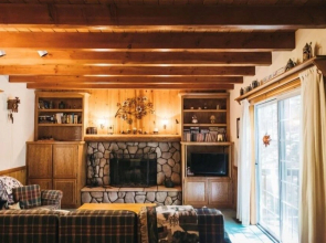Charming Woodsy Hideaway 3 Bedroom Home by Redawning