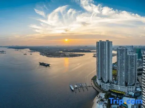 Deluxe 3 Bed 3 Bath Apartment