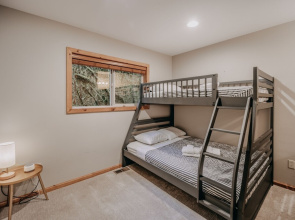 Mt Baker Lodging Cabin 40 - HOT TUB, PETS, SLEEPS 8! by MBL