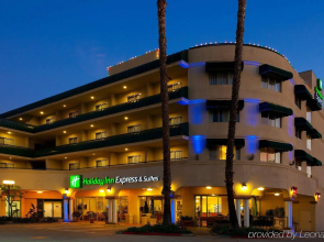 Holiday Inn Express & Suites Pasadena - Los Angeles by IHG