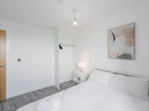 Modern 2 bedroom flat with parking in Yardley