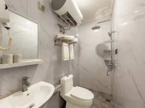 Longshu Hotel (Taiyuan Wusu International Airport South Railway Station)