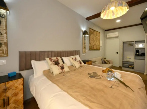 Center Suite