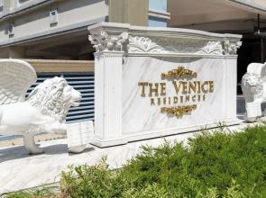 Luxe Suite With 180 Stunning City Views