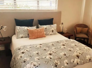 Retreat on Rita ~ Downtown Mount Maunganui with beach access