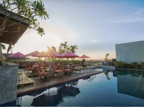 Отель Sevn Legian