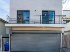 Breakwater by Avantstay Venice Bungalow w/ Rooftop Patio Close to Beach!