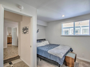 Convenient Burien Getaway: 12 Mi to Dtwn Sea!