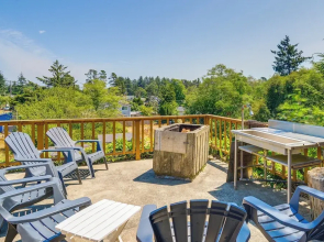 Westport Retreat w/ Pool Table: Walk to State Park