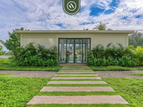 Luxury Condo With Canal View - Near Beach