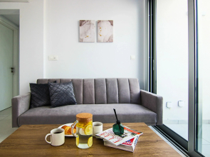 Phaedrus Living: Executive Harbour Suites 203