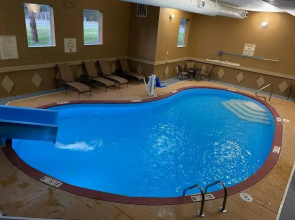 Econo Lodge Inn & Suites