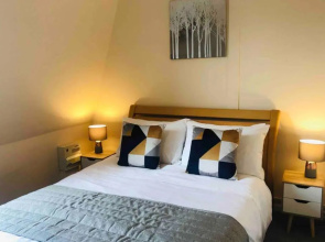 City Centre Location - Over Looking Parkers Piece! Private Entrance
