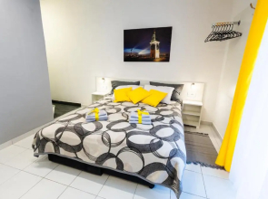 BLACK & YELLOW Centrally located studio