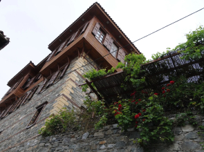 Altin Cesmeli Konak