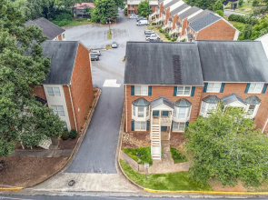 Five Points Dawg Crib On Campus