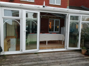 Spacious townhouse with sea views near Cardiff